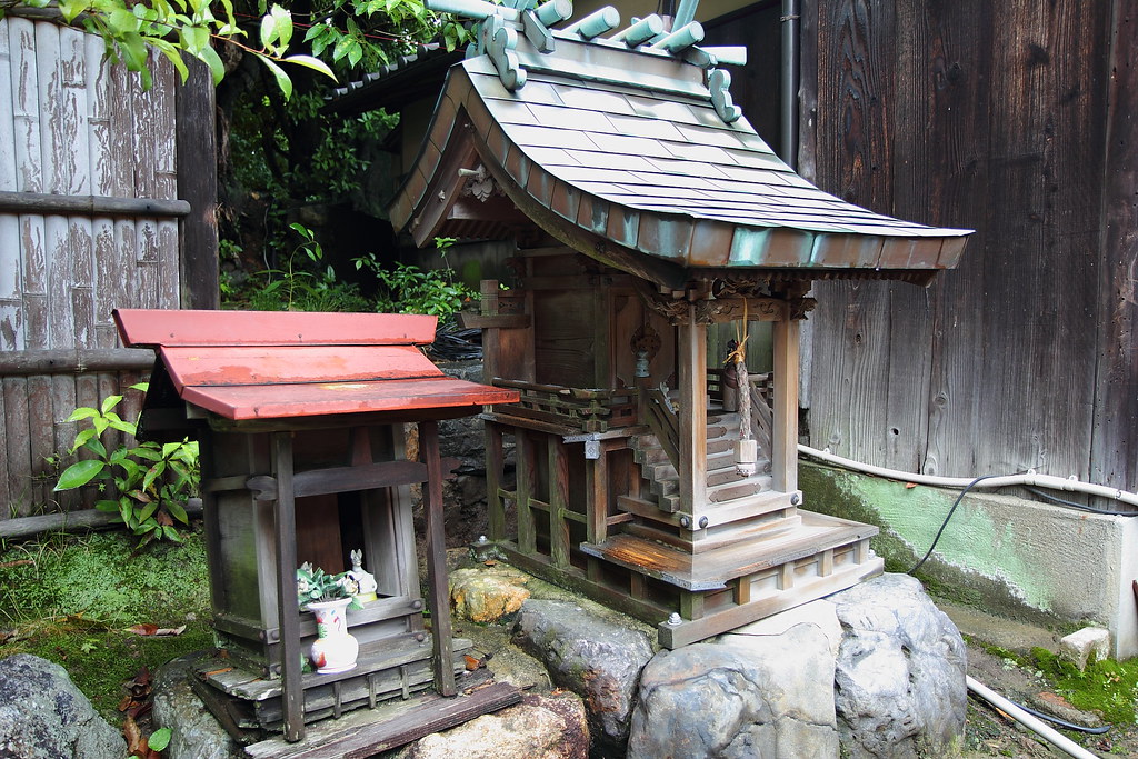 Kamidana Kamidana (Kanji 神棚 Hiragana かみだな, literally "sp… Flickr