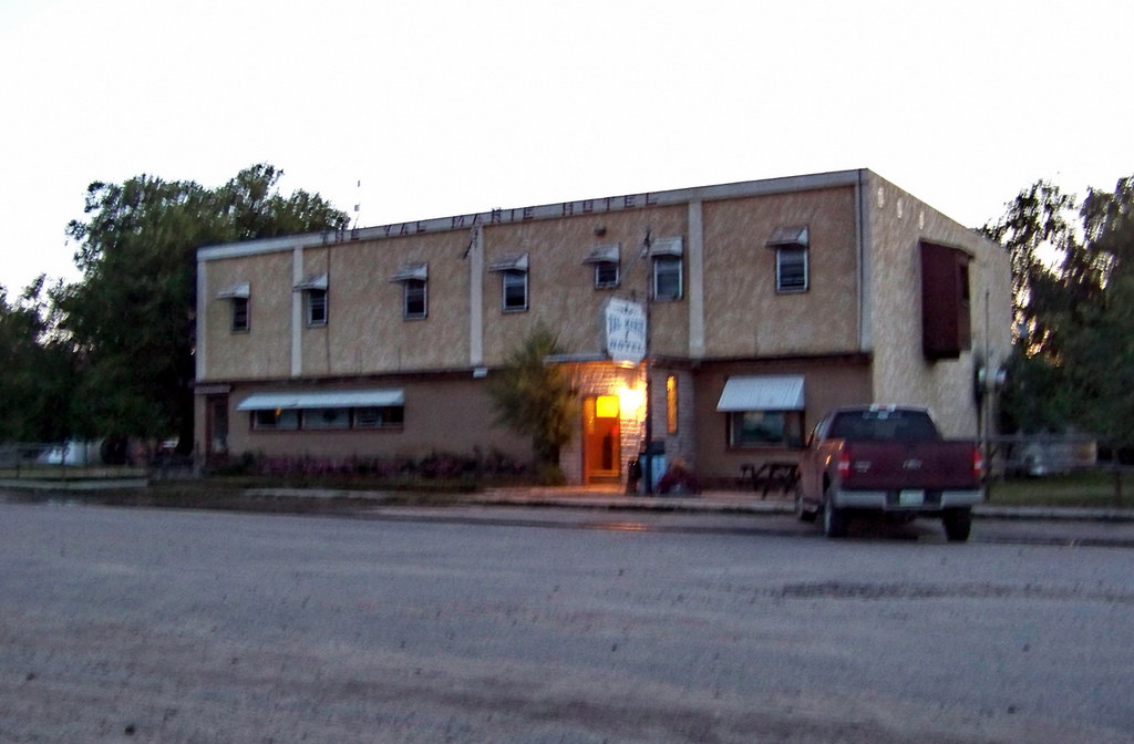 SKSW11g9Y Val Marie Hotel, Saskatchewan Early morning view… Flickr