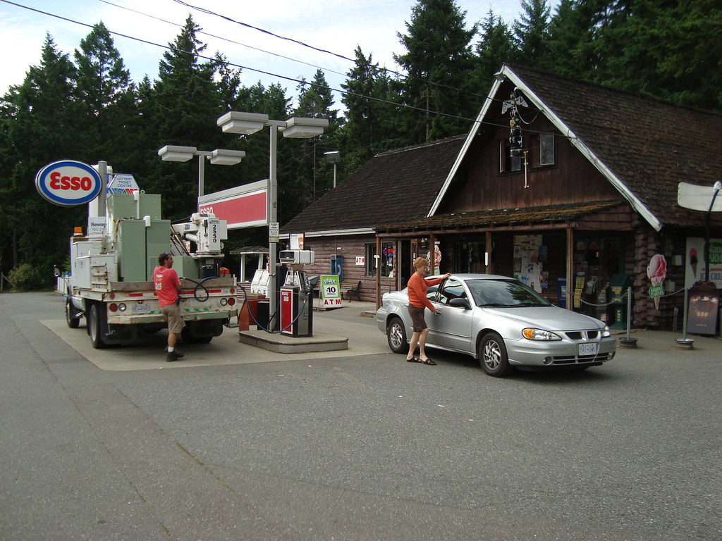 Log Cabin Esso Log Cabin General Store and Esso gas statio… Flickr