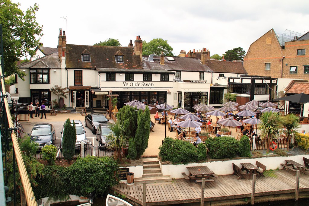 Ye Olde Swan, Thames Ditton (1) Richard Harris Flickr