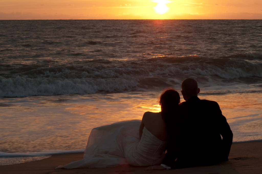 Coucher de soleil en amoureux au bord de la mer Romantic