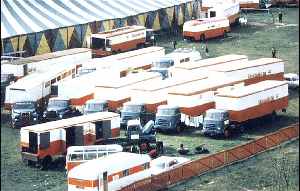 circus toni boltini DAF,s with living trailers and MAN tru