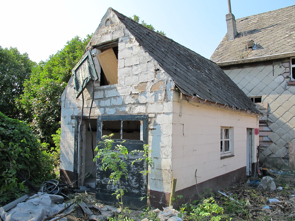 Condemned houses To be demolished for the widening of the … Flickr