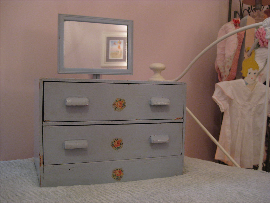 IMG_0433 A sweet vintage doll dresser, gift from a dear au… Flickr