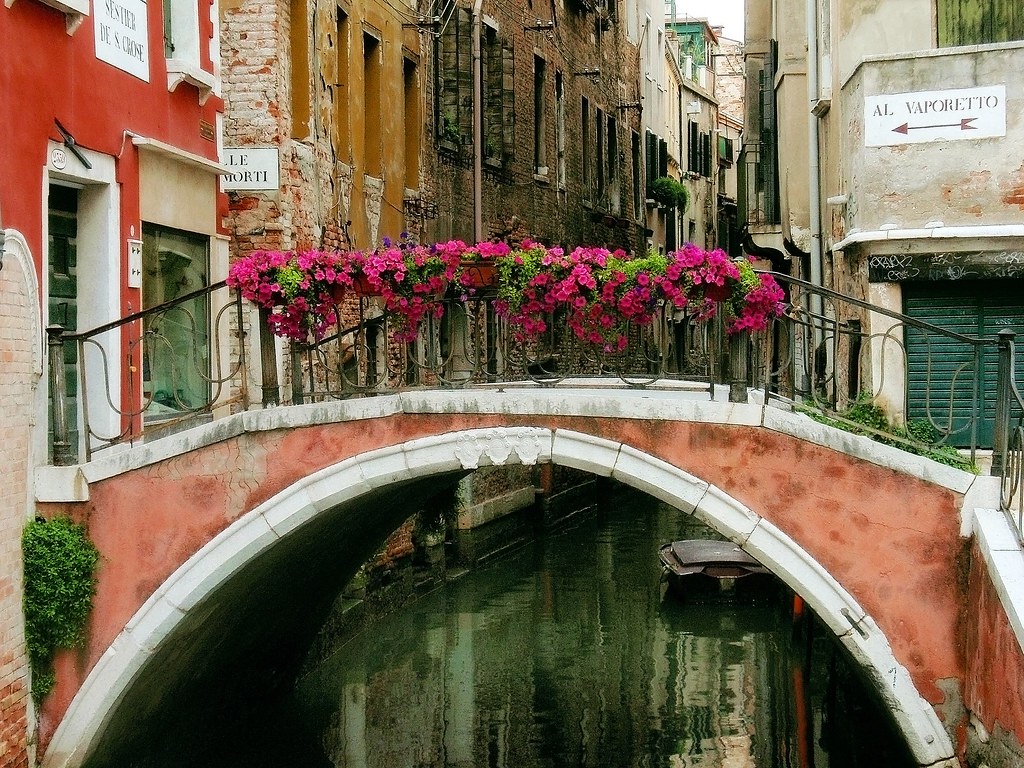 Puente con flores, Venecia Bridge with flowers, Venice (… Flickr
