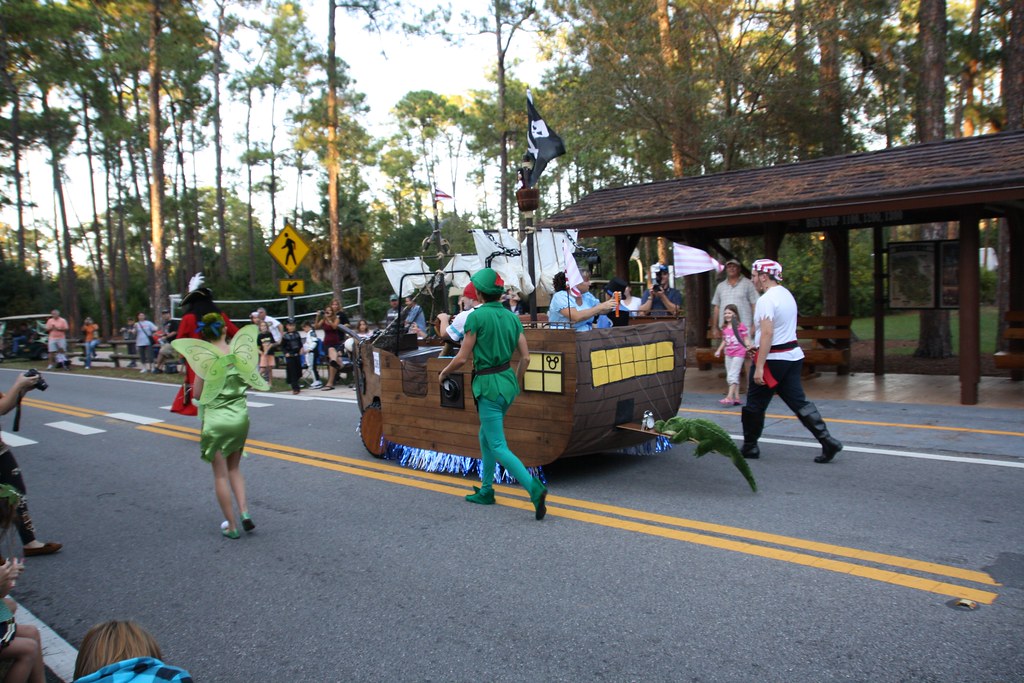 Pirate Ship Golf Cart in Parade Pirate Ship Golf Cart in P… Flickr