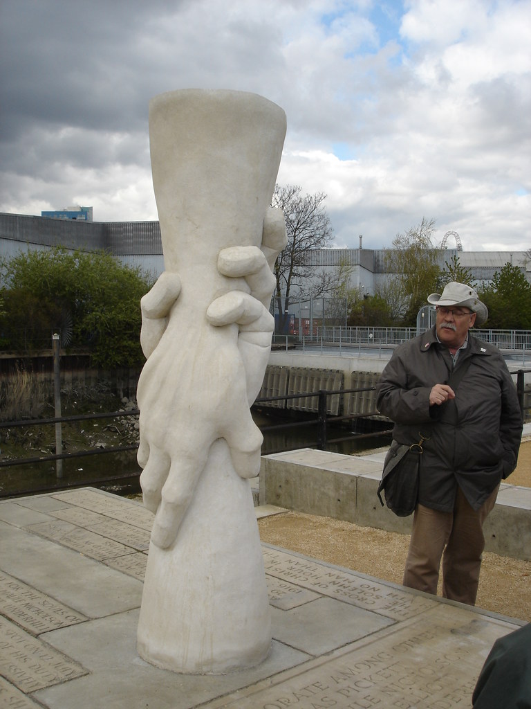 'Helping Hands' Sculpture This monument was erected in 200… Flickr