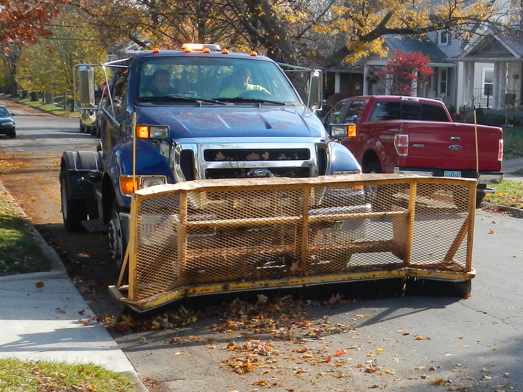 Oakwood, Oh Leaf Collection Pusher A new Ford hooklift tru… Flickr