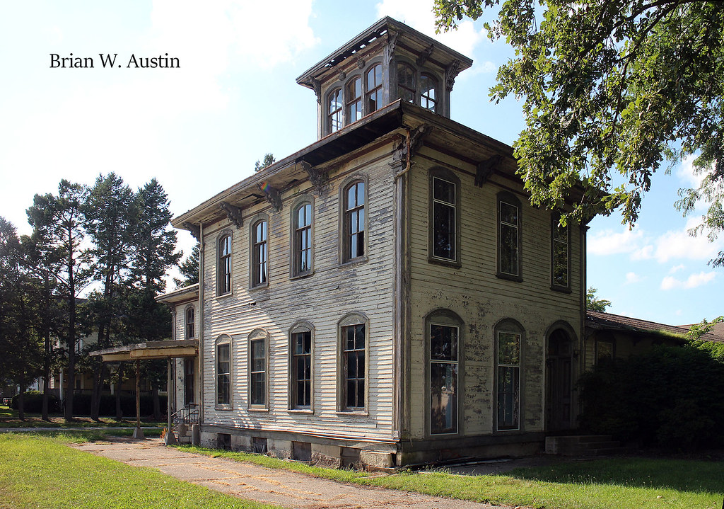 For those interested abandoned houses, here's one I saw in El Paso