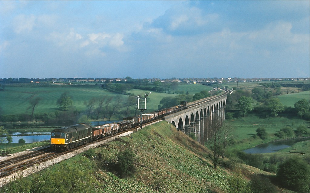 D5144 Reddish Vale Viaduct 30.4.68 Woods Flickr
