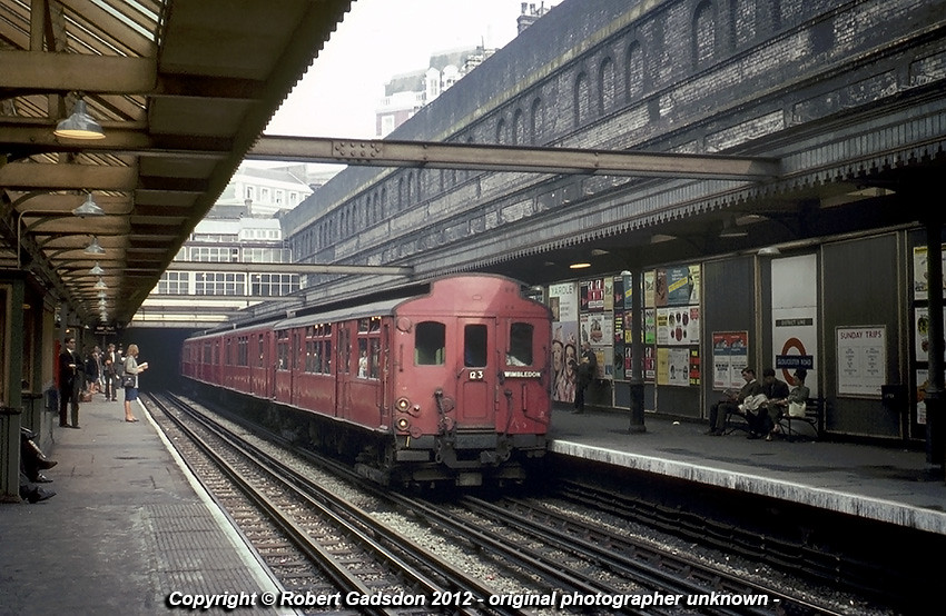 Wimbledon Train at Gloucester Road.. LT District Line 'Q S… Flickr