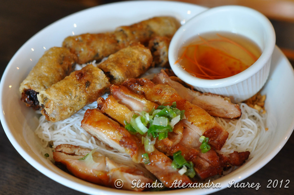 Bun ga nuong cha gio Grilled chicken and Vietnamese fried … Flickr