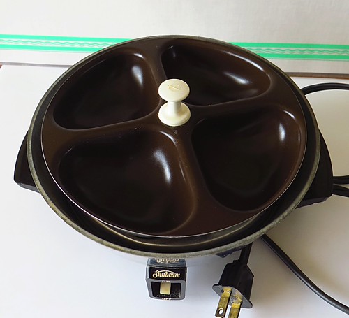 Sunbeam vintage egg cooker 3554b 110 The egg poacher sits … Flickr
