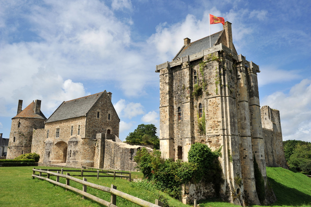 Château de Manche Château des XIe,… Flickr