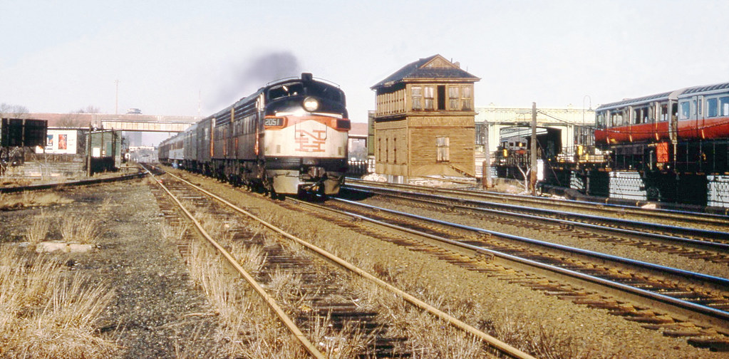 New Haven Railroad EDER5a EMD FL9 2051 plus… Flickr