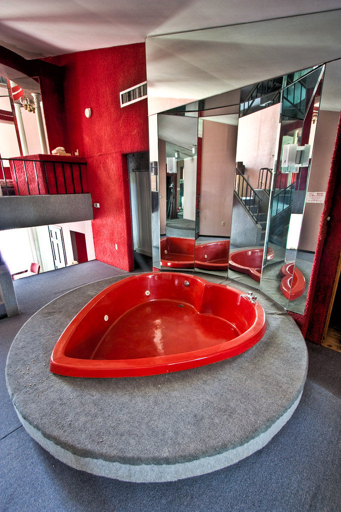Poconos Heart Shaped Tub A heartshaped bath tub at the Pe… Flickr