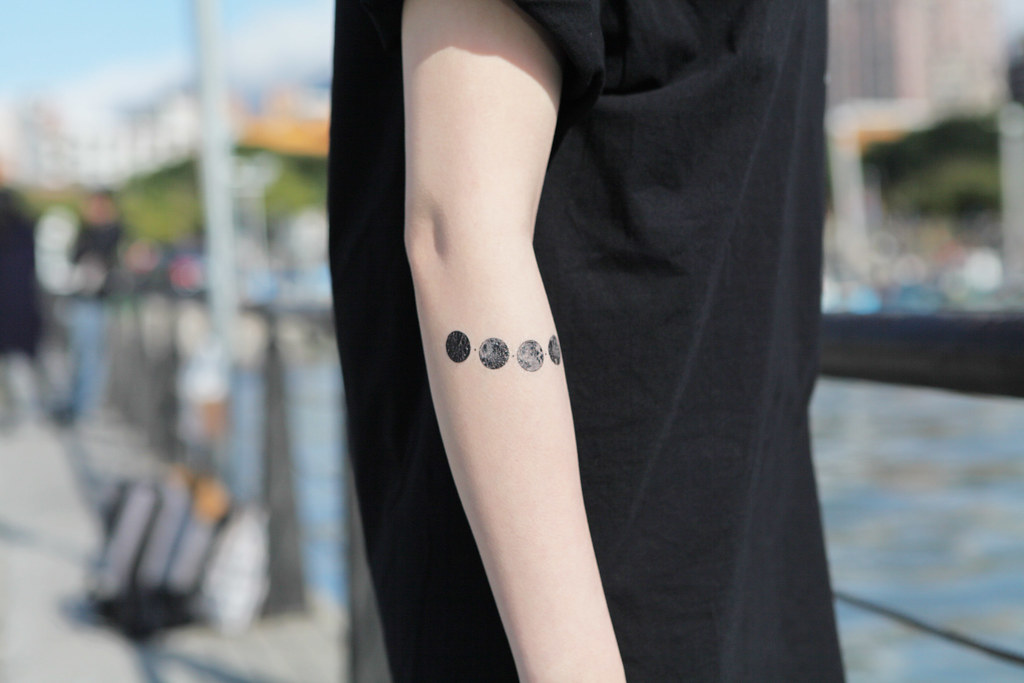 Deerhorn Design / Antler Tattoo Tattoo Stickers Moon Cloudy And Sunny Round Missing Handwriting English Text - Shop Deerhorn Design / 鹿角 - Temporary Tattoos - Pinkoi