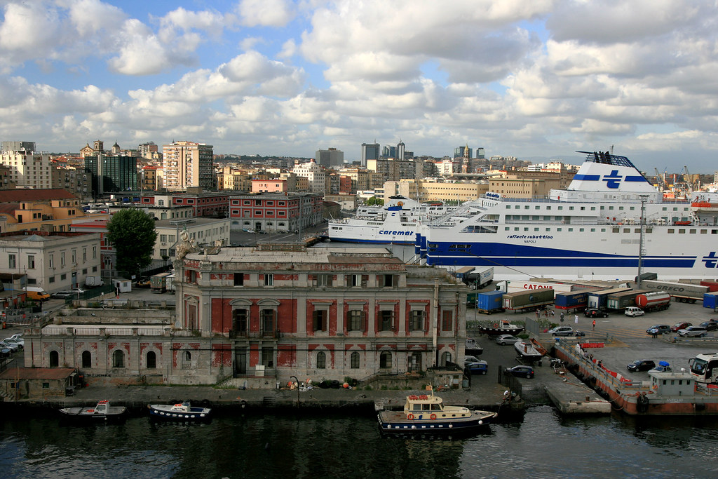 Naples, un port important d'Italie Le port de Naples est l… Flickr