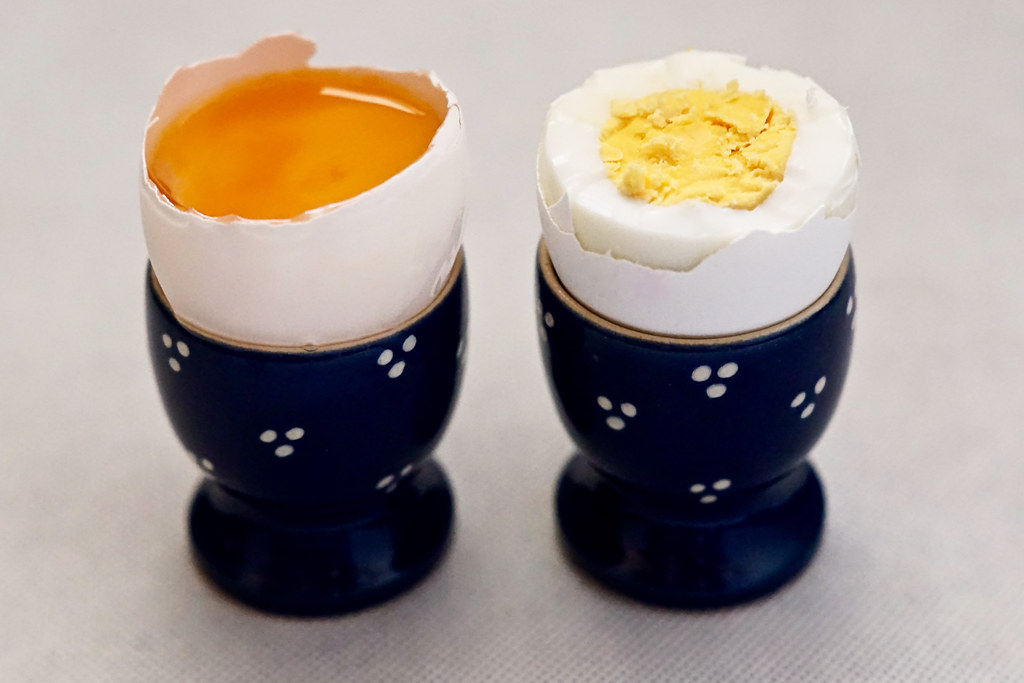 ein rohes Ei und ein gekochtes Ei a raw egg and a boiled… Flickr