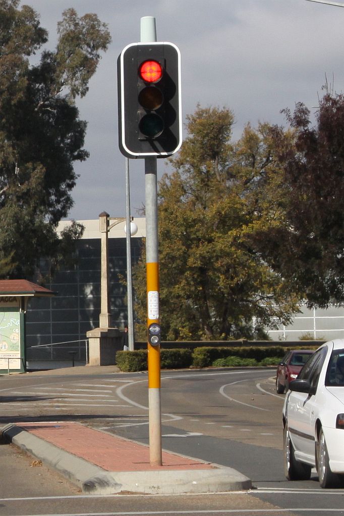 NSW traffic lights look stupid to a Victorian White edges … Flickr