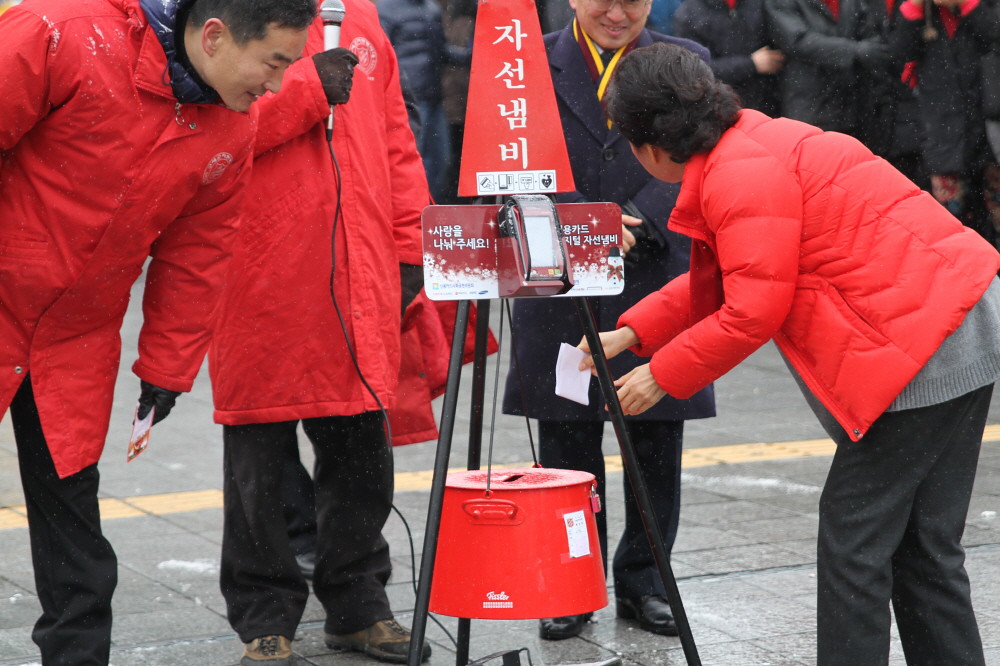 [121207]청량리역구세군자선냄비기부및봉사[박근혜] (4) 박근혜 후보는 7일, 청량리역에 방문해