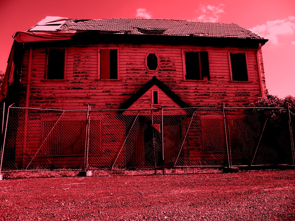 Haunted house Albion. ThereIzNoCure Flickr