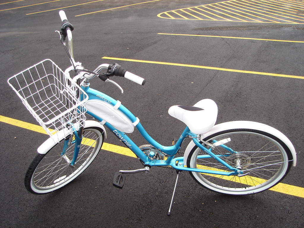 Electra Townie 21 speed. Added basket, tank and white fend… Flickr