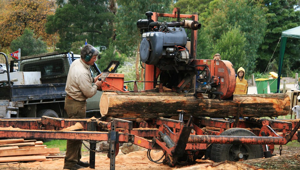 Timber Cutting Timber cutting demonstration at the Warburt… Flickr