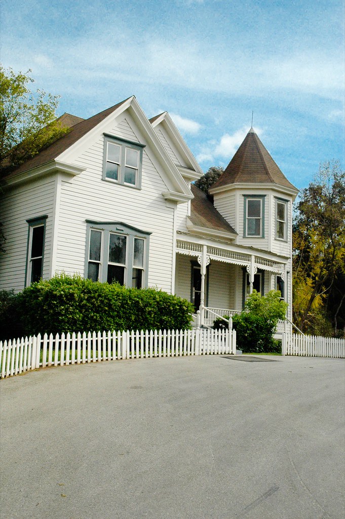Wisteria Lane Houses 1/3 We drove along the famous Wisteri… Flickr
