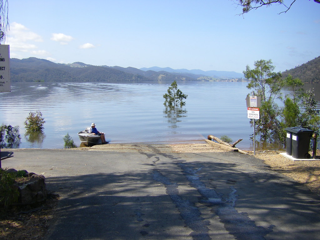 Burrinjuck Dam This photo was taken this week (Oct 2010), … Flickr