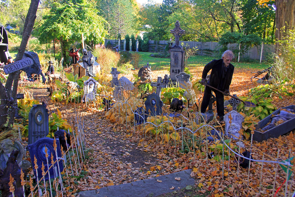 Portsmouth, NH, Halloween display Part of the amazing haun… Flickr