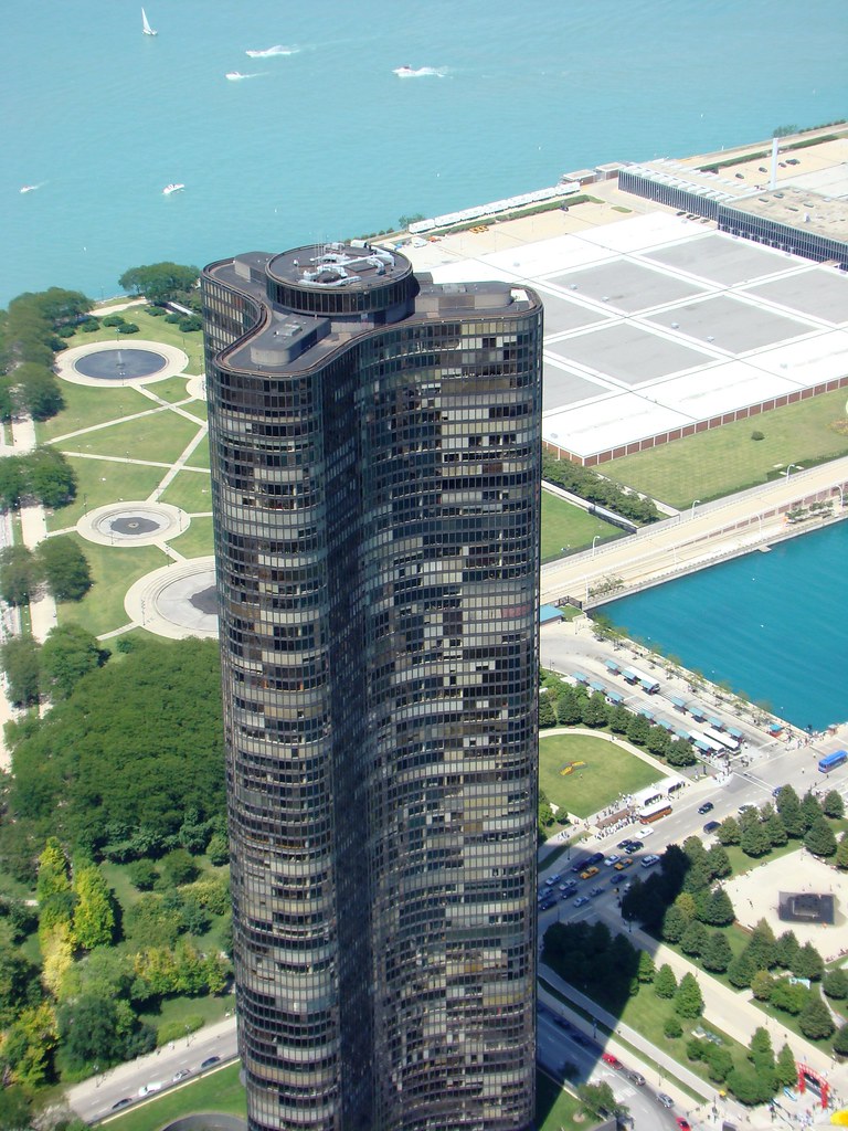 Lake Point Tower Chicago Lake Front. Lake front tower. Leslei