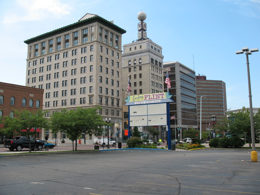 Saginaw St., Downtown Flint, MI Standing in the Kearsley S… Flickr