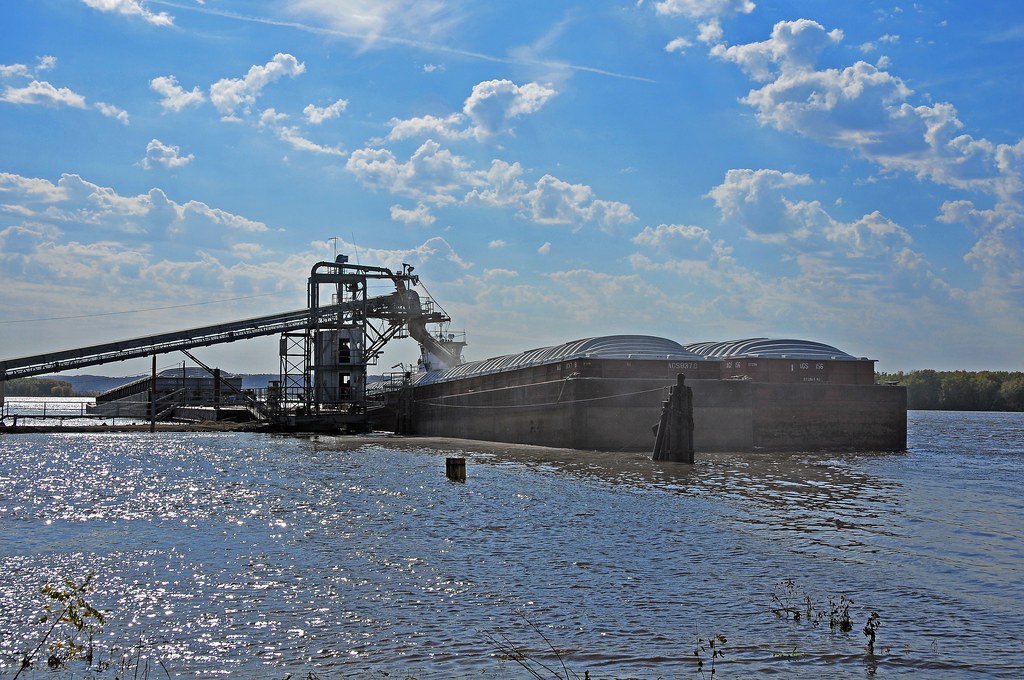 Mississippi River Grain Barge Corn being loaded at Savanna… Flickr