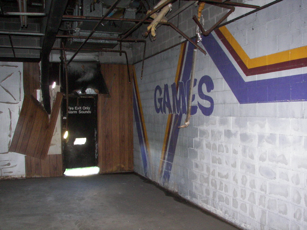 Dixie Square Mall Harvey, IL Taken in the back room of t… Flickr