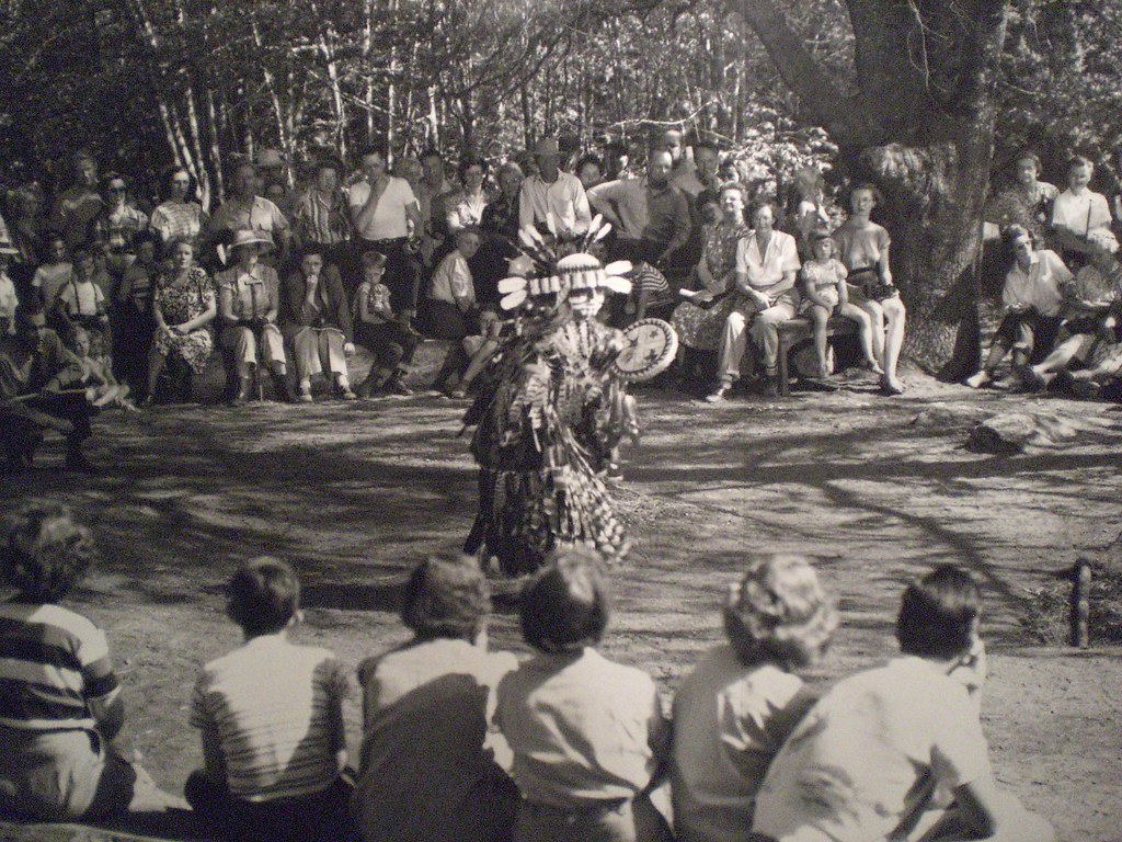 The Miwok or Ahwahneechee Tribe entertaining tourists a fe… Flickr