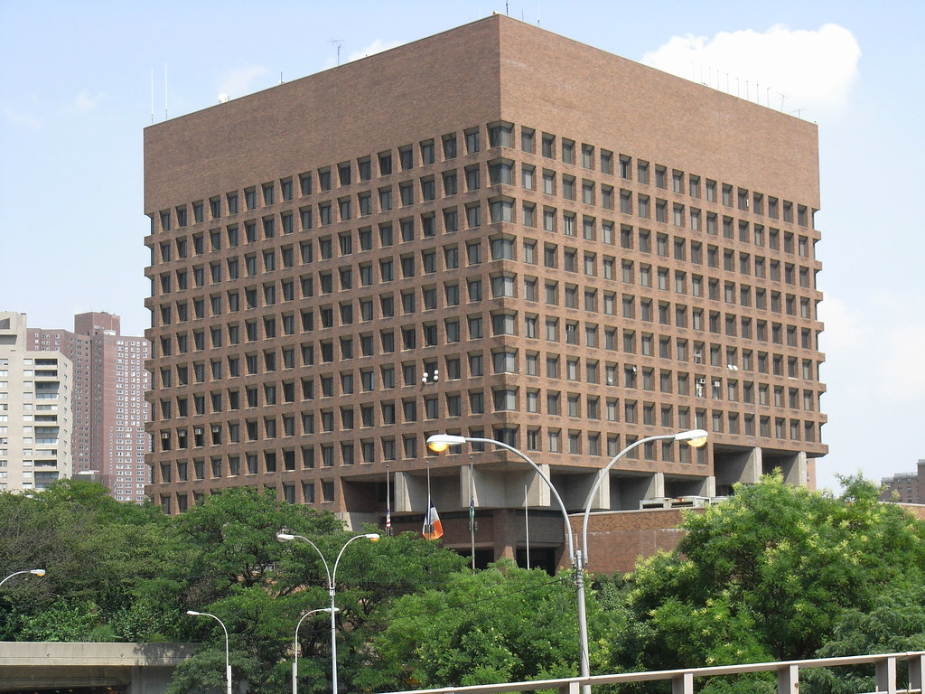 One Police Plaza NYPD headquarters at the foot of the Broo… Flickr