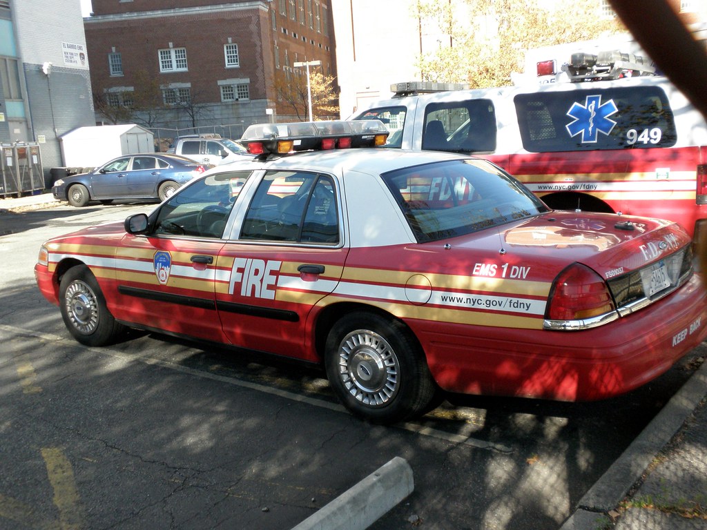 EMS10s FDNY EMS Division 1 Vehicle, Yorkville, New York Ci… Flickr