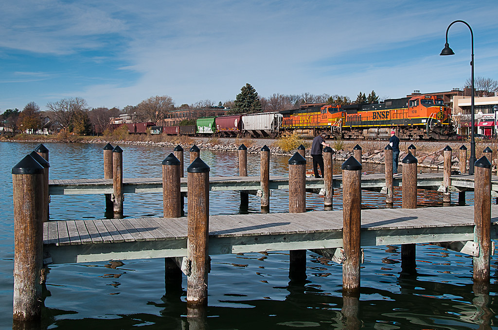 BNSF 1018 Downtown Wayzata A couple of fishermen pay no at… Flickr