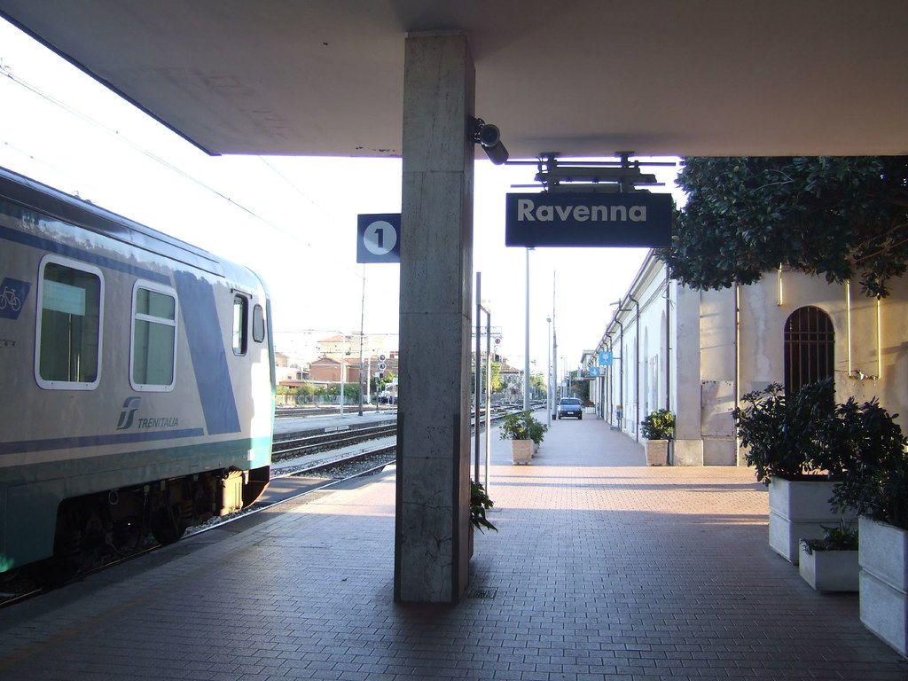 Ravenna, stazione di Ravenna Luogo di arrivo e ripartenza … Flickr