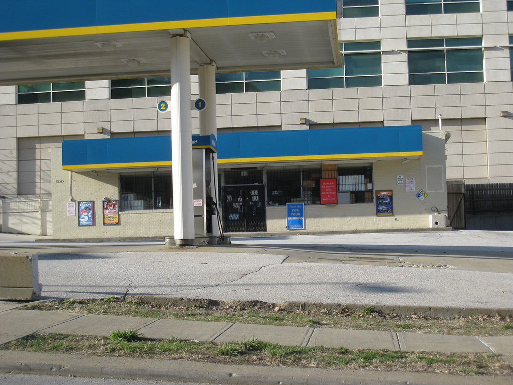 Vickers, Total, Valero station, 500 E 10th St, Kansas City… Flickr