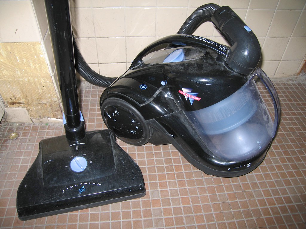 Fantom Lightning Bagless Vacuum Now suctionless POS... Flickr