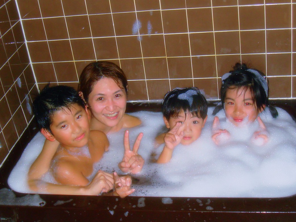 A crowded bath tub. (日本) J S™ Flickr