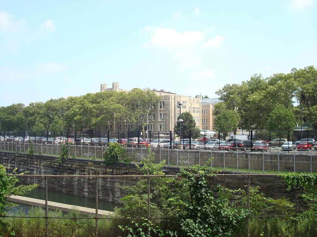 Lehman College The Lehman College buildings are on the oth… Flickr
