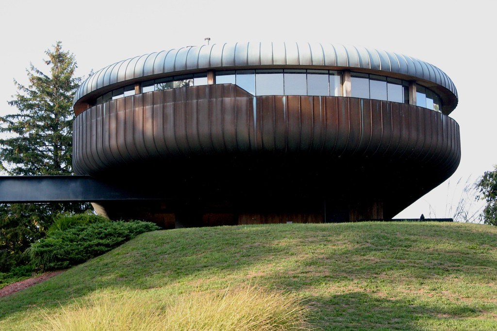 IMG_9022.jpg Amazing spaceship condominium in Guilford CT.… Flickr