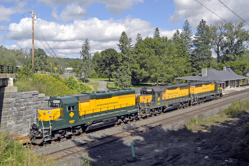 Housatonic Railway rebuilt GP35 lead a southb… Flickr