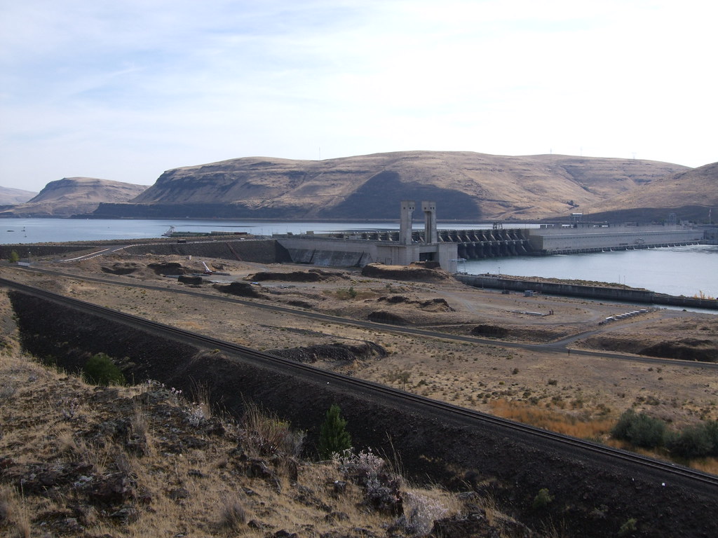 John Day Dam A view of John Day Dam from the road above th… Flickr