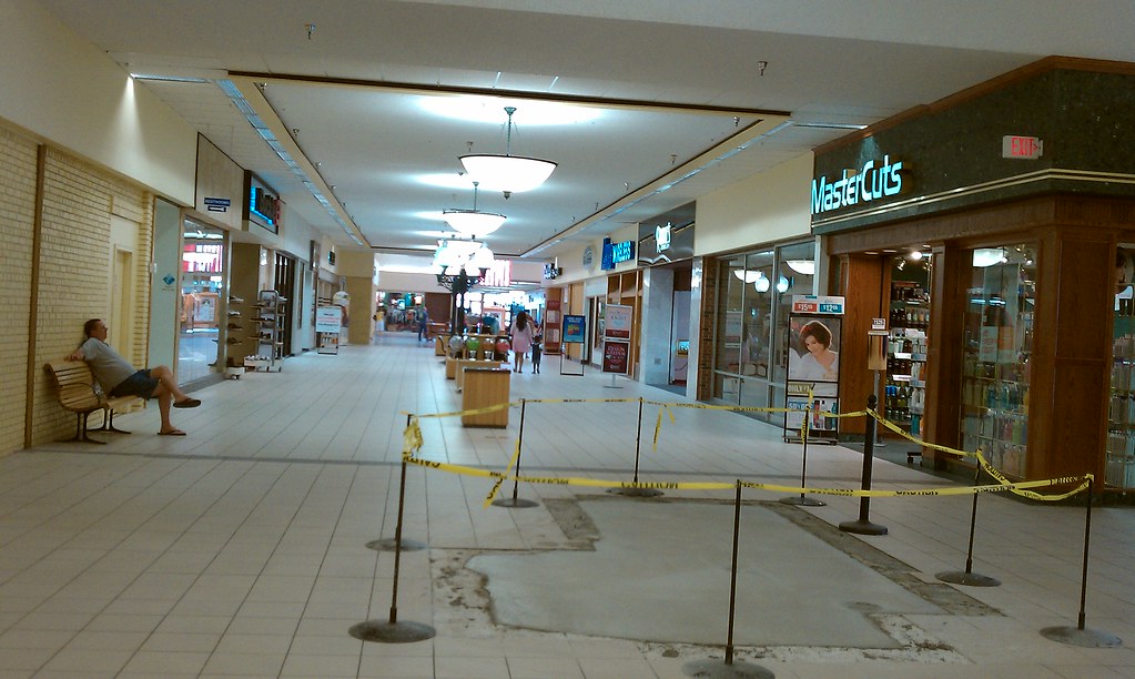 Crossroads Mall Fort Dodge, Iowa Younkers corridor fac