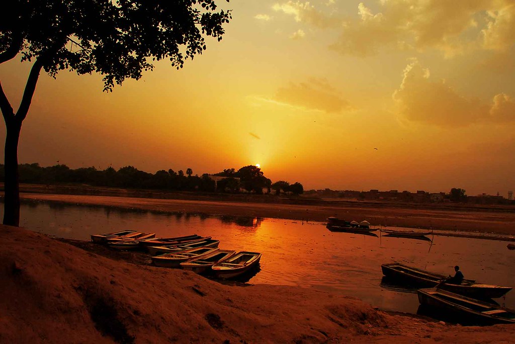 Ravi kinaray On the banks of River Ravi. The Ravi River (S… Flickr
