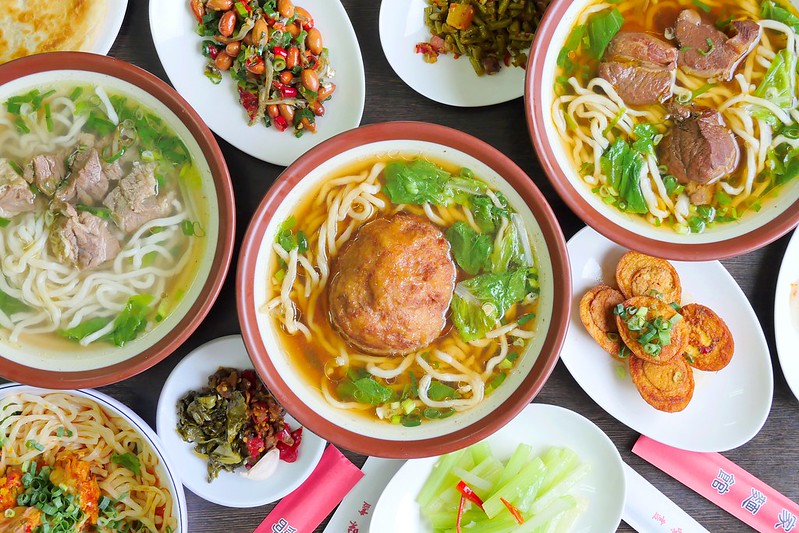 【台中牛肉麵】張家麵館│西區：在地30年天天客滿排隊 拳頭一樣大獅子頭麵超搶手！還有紅油臭豆腐香辣夠味推薦必點！好多名人推薦眷村菜老味道！
